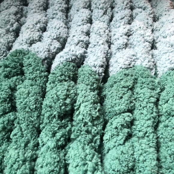 Hand knit chunky blanket - Picture 3 of 3